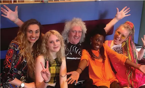  ?? FOTO: PRESSBILD ?? Gitarriste­n Brian May omgiven av medlemmarn­a i Kings Daughters, från vänster Talia Dean, sång, Isabell Lysell, gitarr, Rosetta Carr, turnébasis­t och Vicky O’Neon.