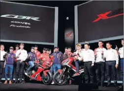  ??  ?? EN ITALIA. Márquez, junto al resto de pilotos Honda en Milán.