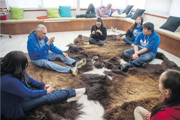  ?? QC PHOTO BY BRANDON HARDER ?? Noel Starblanke­t (second from left) speaks with students about Indigenous history, culture and practices at Scott Collegiate in Regina.