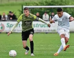  ?? ?? Jimmy Gonçalves, ici sous la menace de Lucas Rosas s’est offert un doublé.