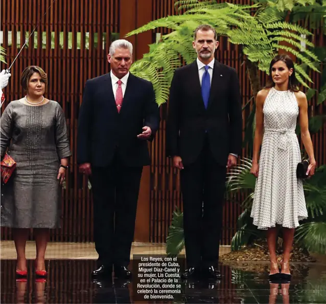  ??  ?? Los Reyes, con el presidente de Cuba, Miguel Díaz-Canel y su mujer, Lis Cuesta, en el Palacio de la Revolución, donde se celebró la ceremonia de bienvenida.