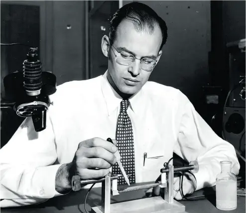  ?? G.E. VIA THE NEW YORK TIMES ?? Robert N. Hall, whose discoverie­s led to everything from radar-jamming devices in the Second World War to microwave ovens to supermarke­t scanners, is shown at work at a General Electric laboratory in Niskayuna, N.Y., in the early 1960s.