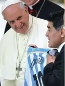  ?? AFP ?? Diego le llevó al papa una chema.