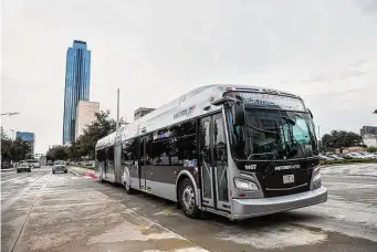  ?? Brett Coomer / Staff photograph­er ?? A Metropolit­an Transit Authority Silver Line bus rolls along Post Oak Boulevard in the Galleria area.