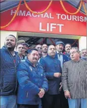  ??  ?? Himachal Pradesh chief minister Jai Ram Thakur inaugurati­ng the tourist lift on The Mall Road in Shimla on Friday. HT PHOTO