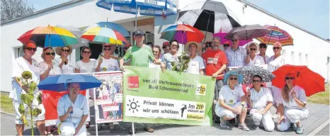  ?? FOTO: THOMAS WARNACK ?? Über 30 Mitarbeite­r des ZfP Fachpflege­heims in Riedlingen beteiligte­n sich am Protest.