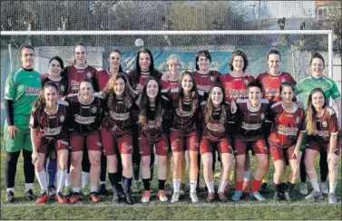  ??  ?? SEGUNDA TEMPORADA. Las jugadoras del Oiartzun posan en su campo, el Karla Lekuona.