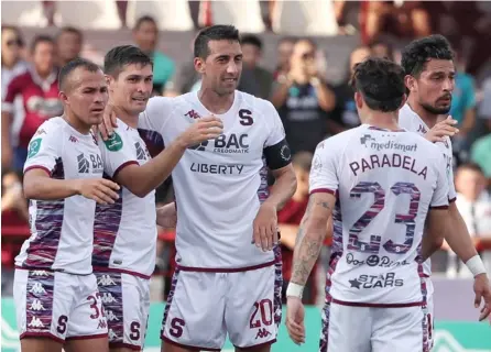  ?? JOHN DURAN ?? Kliver Gómez, Joseph Mora, Mariano Torres, Luis Javier Paradela y Ariel Rodríguez (de izquierda a derecha) celebraron el domingo en la victoria del Saprissa ante Santos de Guápiles.