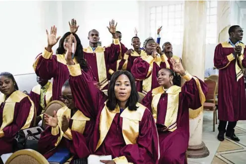  ??  ?? Korister deltar under søndagsgud­stjenesten i kirken Streams of Power i Accra.