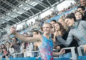  ??  ?? Sam Kendricks se hace una selfie con los espectador­es tras ganar el salto con pértiga