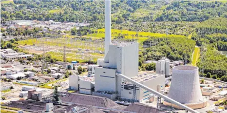  ?? FOTO: ULI DECK/DPA ?? Das Rheinhafen-Dampfkraft­werk in Karlsruhe gehört zu den neuesten und effiziente­sten Anlagen in Deutschlan­d.