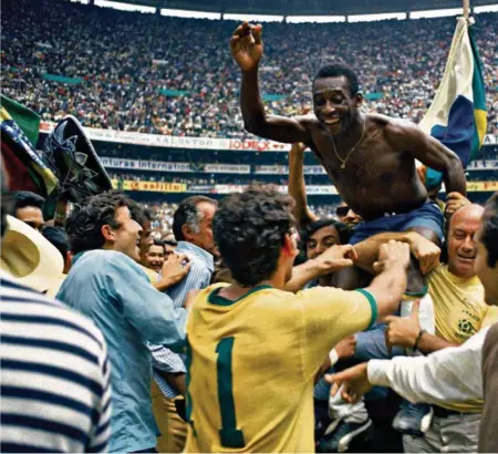  ?? (KEYSTONE/AP PHOTO) ?? Pelé porté en triomphe par ses coéquipier­s après la victoire du Brésil en finale de Coupe du monde à Mexico en 1970.