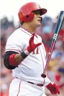  ?? (AP FOTO) ?? CAREER HIGH. The Cincinnati Reds’ Shin-Soo Choo tosses his bat after striking out against Pittsburgh Pirates starting pitcher Francisco Liriano in the first inning of a baseball game. He extended his hitting streak to a career-high 14 games.