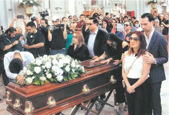  ?? EFE ?? Familiares y amigos dieron el último adiós a la morenista en la Catedral de Celaya.