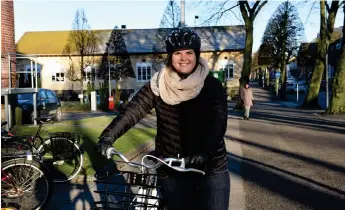  ?? Bild: CECILIA EKHAGE ?? HANDLEDARE. Karin Nyberg vill få fler att våga cykla på vintern. Hon peppar deltagarna i årets cykelkampa­nj.