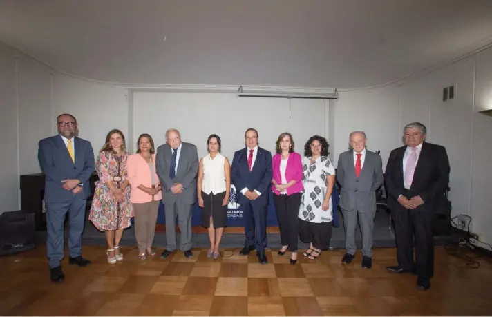  ?? ?? ► El Dr. Jorge Rojas Zegers junto al jurado del Premio Nacional de Medicina 2024.