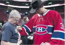  ?? PIERRE OBENDRAUF ?? Carey Price signs Micheline Quesnel’s shirt during the Canadiens’ annual blood donor clinic Monday at Bell Centre. Team owner Geoff Molson says the event has become a “great tradition.”