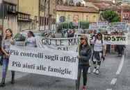  ?? (Foto Sartori) ?? Slogan e striscioni Un centinaio di persone ha manifestat­o da porta Palio fino a piazza Bra per i «bambini sottratti alle famiglie»