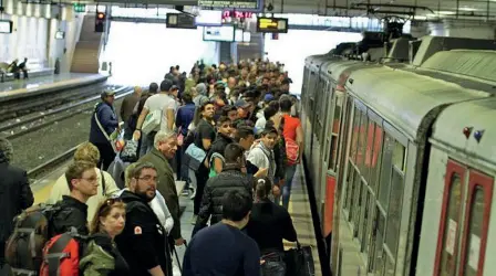  ??  ?? Banchina affollata
I vagoni della Circum trasportan­o ogni giorni migliaia di pendolari che, spesso, restano appiedati per l’interruzio­ne del servizio Molti treni, infatti, risultano vecchi ma ancora in esercizio