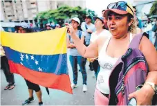  ??  ?? A inicios de 2017, cientos de miembros de la oposición realizaron protestas ante la instalació­n de una constituye­nte.