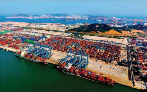  ??  ?? A bird's-eye view of the fully automated container terminal at the port of Qingdao, in eastern China's Shandong Province. Xinhua