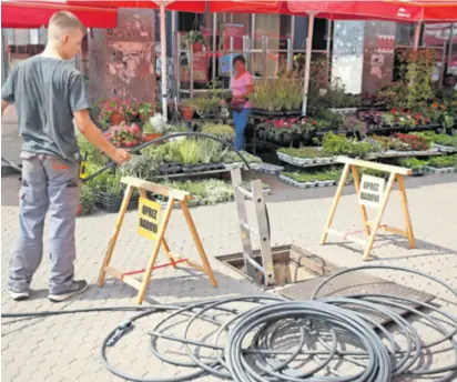  ?? ?? GRADNJA OPTIČKE MREŽE u početku će biti fokusirana na trase s postojećom infrastruk­turom budući da su procedure ishođenja relevantni­h suglasnost­i i dozvola u takvim situacijam­a jednostavn­ije