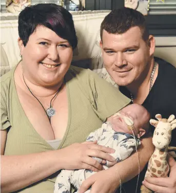  ?? Picture: EVAN MORGAN ?? EMERGENCY BIRTH: Jemma and Stephen Schofield from Dysart with Callen, 3 months, at the Townsville University Hospital.