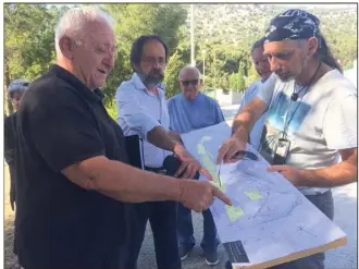  ?? (Photo P.-H.C.) ?? Pierre Valdy (au premier plan) et Maurice Bonjardini examinent avec les riverains mobilisés le plan du projet .