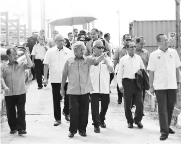  ??  ?? Masing (second left) is accompanie­d by Assistant Minister of Infrastruc­ture Developmen­t Datuk Talib Zulpilip (third right), STIDC general manager Datu Sarudu Hoklai (second right) and Semop assemblyma­n Abdullah Saidol (right) during his visit to...