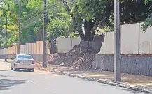  ??  ?? Parte de la muralla perimetral del predio de Mburuvicha Róga se vino abajo con las lluvias.