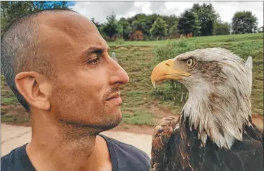  ?? FOTOS :INSTAGRAM, E.G. ?? MODO OFF. Manu haciendo gala de su humor con un águila: “Hermanos!”, posteó en su Twitter.