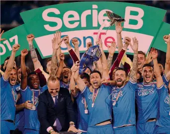  ?? LAPRESSE ?? I giocatori dell’Empoli esultano con la coppa conquistat­a per il primo posto nella B 2017-2018