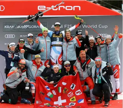  ?? KEYSTONE ?? Il vallesano festeggia la vittoria con tutto il clan rossocroci­ato di slalom