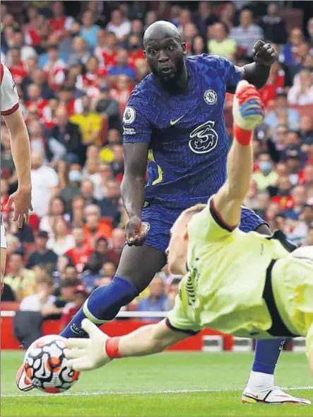  ??  ?? Lukaku, en boca de gol ante Leno, el portero alemán del Arsenal.