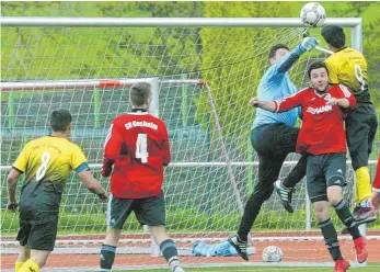  ?? FOTO: HKB ?? Hart umkäpft war das Spiel des SV Gosheim (rote Trikots) gegen die SpVgg 08 Schramberg. Statt Tore gab es allerdings nur gelbe und gelbrote Karten. Eine Bildergale­rie gibt es unter www.schwäbisch­e.de.