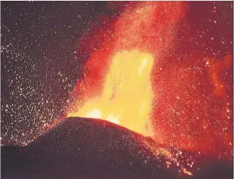  ?? ?? Medidas. Un aeropuerto debió ser cerrado debido a la ceniza arrojada por el volcán.