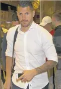  ??  ?? Vitolo, durante su llegada al aeropuerto de Madrid.