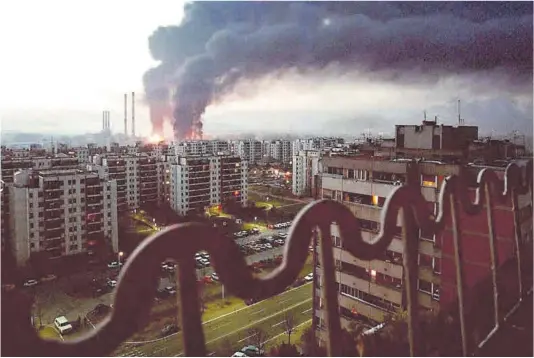  ?? Efe ?? Incendio en una instalació­n petrolera de Belgrado tras un bombardeo de la OTAN, hace ahora 25 años.