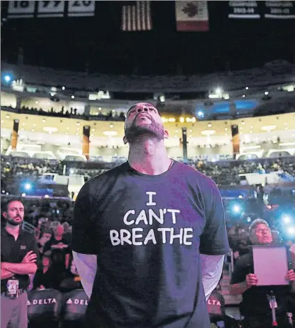  ?? FOTO: AP ?? Carlos Boozer, en una imagen de archivo antes de un partido NBA, con el lema ‘N puedo respirar', cuando jugaba en los Lakers