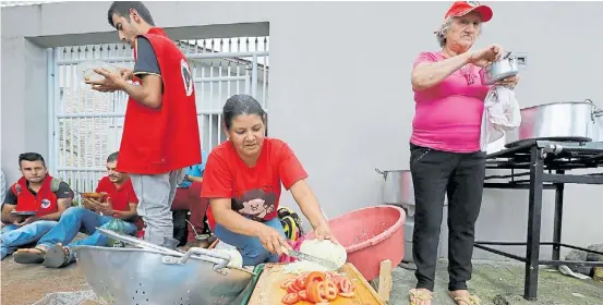  ?? EFE ?? Comida. Militantes del PT y de los movimiento­s aliados del ex presidente Lula preparan comida en las afueras de la sede de la policía.