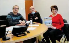  ??  ?? Présentati­on du nouveau bulletin municipal par de G à D : Éric Fraysse, Marc Jouany et Michelle Pennarun