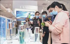  ?? SU BIKUN / FOR CHINA DAILY ?? Consumers browse products at Haikong Global Boutique (Haikou) Duty Free City in Haikou, Hainan province, on Jan 31.