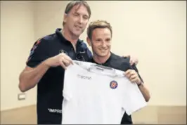  ??  ?? DAR Prijatelj Gordan Boljat Gogo hrvatskom reprezenta­tivcu nakon konferenci­je poklonio je Hajdukov dres