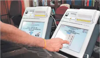  ?? FOTO: EL HERALDO ?? En República Dominicana el voto electrónic­o tuvo una falla técnica, según Augusto Aguilar, quien anduvo en representa­ción del Consejo de Expertos Electorale­s.