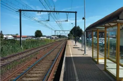  ?? FOTO TOM PALMAERS ?? Ook de stationsom­geving wordt eindelijk verfraaid: de perrons worden verhoogd en de parking en het stationspl­ein heraangele­gd.