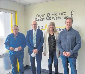  ?? FOTO: PRIVAT ?? Jürgen und Ulrike Dangel (von rechts) sowie Richard Wehrlein übergeben ihr Unternehme­n an Daniel Kerper von der Geiger Fertigungs­technologi­e GmbH.