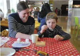  ??  ?? Martin Adolfsen (6 år) i gang med perlefigur­en mens moren Monica følger med.