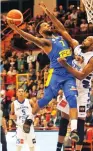  ?? (Udi Zitiat) ?? MACCABI TEL AVIV guard DeAndre Kane (7) goes up to the basket against Maccabi Ra’anana’s DeAngelo Hamilton during last night’s 97-73 win in the State Cup round-of-16 tie in Ra’anana.
