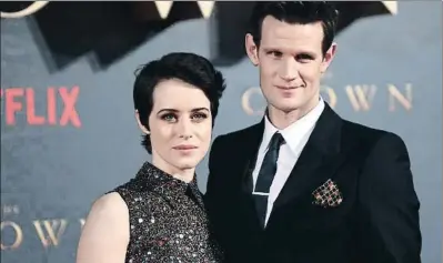  ?? SIMON DAWSON / REUTERS ?? Claire Foy i el seu company de repartimen­t a The crown Matt Smith