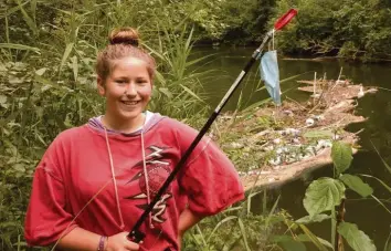  ?? Foto: Antje Prillwitz ?? Schülerin Zoë Prillwitz forscht zu Mikroplast­ik in Augsburger Fließgewäs­sern.